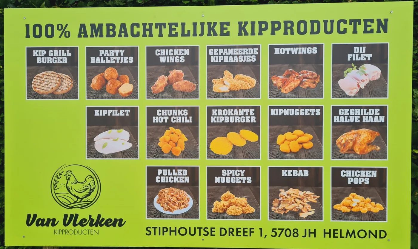 Het groene bord bij de oprit, met alle vijftien producten uit de kipautomaat